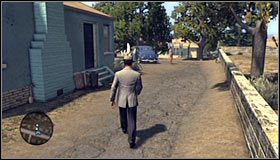 Zgodnie z sugestią otrzymaną już nieco wcześniej od partnera, dobrze byłoby przepytać sąsiadów - Case 8 - The Red Lipstick Murder (2) | Główne śledztwa w LA Noire - L.A. Noire - poradnik do gry