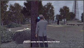 Podejdź do przyczepionej do pobliskiego słupa budki policyjnej #1 - Case 11 - The White Shoe Slaying (1) | Główne śledztwa w LA Noire - L.A. Noire - poradnik do gry