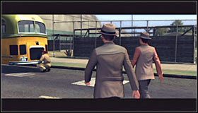 Po podniesieniu broni ponownie będziesz musiał dokonać na niej przybliżenia obrazu, tak by upewnić się, że pochodzi ze skradzionego ładunku #1 - Case 16 - Manifest Destiny (2) | Główne śledztwa w LA Noire - L.A. Noire - poradnik do gry