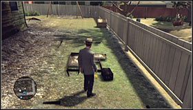 Zbadaj obszar na prawo od wejścia do zniszczonego domu, odnajdując leżącą na ziemi gazetę (Newspaper) #1 - Case 18 - A Walk in Elysian Fields (1) | Główne śledztwa w LA Noire - L.A. Noire - poradnik do gry