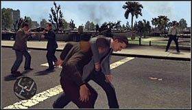 Przystąp do atakowania pierwszego mężczyzny z tłumu #1 - Case 18 - A Walk in Elysian Fields (1) | Główne śledztwa w LA Noire - L.A. Noire - poradnik do gry