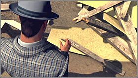 Obejdź zniszczony dom od lewej strony, zatrzymując się przy czerwonej fladze znajdującej się na jego tyłach #1 - Case 19 - House of Sticks (1) | Główne śledztwa w LA Noire - L.A. Noire - poradnik do gry