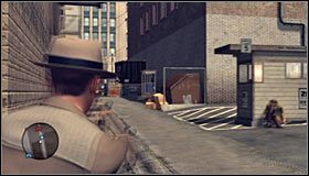 Zaczekaj aż odzyskasz kontrolę nad głównym bohaterem i POZOSTAŃ w ukryciu za ścianą budynku #1, nie próbując zmniejszyć dzielącego Cię od przeciwników dystansu - Killer Bandits; Bowling Lane Robbery | Przestępstwa w LA Noire - L.A. Noire - poradnik do gry