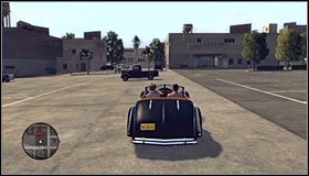 Uciekający pojazd po chwili wjedzie na kolejny parking #1 i podążając za nim musisz uniknąć zderzenia z jedną z tutejszych barierek - Secret Keepers | Przestępstwa w LA Noire - L.A. Noire - poradnik do gry