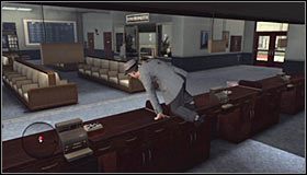 Wewnątrz budynku zajezdni powinno przebywać trzech bandytów i eliminacja dwóch z nich przebiegnie raczej bez większych problemów #1 - Bus Stop Shooting | Przestępstwa w LA Noire - L.A. Noire - poradnik do gry