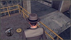 Wyjdź po schodach na górę #1 i skieruj się w prawo, odnajdując leżącą na balkoniku taśmę #2 - Taśmy - Mapa 4 | Taśmy filmowe w LA Noire - L.A. Noire - poradnik do gry
