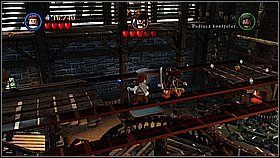 Pirat ucieknie na górne piętro - używamy klocków z rozwalonego wozu, aby odtworzyć ścianę, po której można się wspinać - Port Royale - opis przejścia | Klątwa Czarnej Perły | LEGO Piraci z Karaibów - LEGO Piraci z Karaibów - poradnik do gry