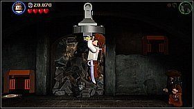 Butelka 1 - W warsztacie po dostaniu się na górę chwytamy pomarańczowy drążek z szerokiego okna (silną postacią, np - Port Royale - butelki | Klątwa Czarnej Perły | LEGO Piraci z Karaibów - LEGO Piraci z Karaibów - poradnik do gry