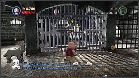 Butelka 3 - W celach znajdują się wiszące szkielety z celami nad nimi - musimy zestrzelić cztery tego typu postacie i poskładać je na ziemi (jedna z celi jest chroniona srebrnymi kratami - zniszczymy je ciężkim karabinem lub bombą, najlepszą postacią będzie: Marty) - Port Royale - butelki | Klątwa Czarnej Perły | LEGO Piraci z Karaibów - LEGO Piraci z Karaibów - poradnik do gry