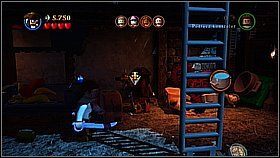 Podbiegamy do śpiącego Gibbsa i niszczymy dużą jasną skrzynię - Tortuga - opis przejścia | Klątwa Czarnej Perły | LEGO Piraci z Karaibów - LEGO Piraci z Karaibów - poradnik do gry