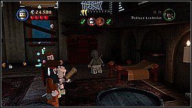 Dostajemy się na górę po żyrandolach - zaczynamy od tego maksymalnie po prawej i przeskakujemy na kolejne (chwytając się zielonych drążków) - Tortuga - opis przejścia | Klątwa Czarnej Perły | LEGO Piraci z Karaibów - LEGO Piraci z Karaibów - poradnik do gry