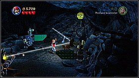 Umieszczamy obiekt na wskazanym miejscu po lewej - Isla de Muerta - opis przejścia | Klątwa Czarnej Perły | LEGO Piraci z Karaibów - LEGO Piraci z Karaibów - poradnik do gry