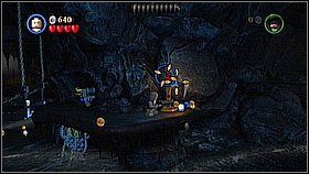 Butelka 1 - Rozwalamy łańcuch, którym przycumowano łódkę (strzelając Martym lub inną postacią z długą bronią), a później wsiadamy na nią i podpływamy pod butelkę z prawej - Isla de Muerta - butelki | Klątwa Czarnej Perły | LEGO Piraci z Karaibów - LEGO Piraci z Karaibów - poradnik do gry