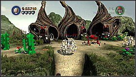 Butelka 3 - Za drewnianym mostem wespniemy się na kolejną ścianę - po lewej zobaczymy dużą stertę srebrnych obiektów - Pelegosto - butelki | Skrzynia umarlaka | LEGO Piraci z Karaibów - LEGO Piraci z Karaibów - poradnik do gry