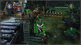 Żeby wystrzelić klatkę używamy miecza Sparrowa na mechanizmie koło machiny, a następnie strzelamy w cel, który pojawi się nad głową - Dotyk przeznaczenia - opis przejścia | Skrzynia umarlaka - LEGO Piraci z Karaibów - poradnik do gry