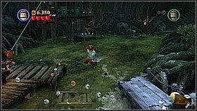 Przebiegamy mostami na prawo i przenosimy klatkę na dalszą platformę - małpę porwie aligator - Dotyk przeznaczenia - opis przejścia | Skrzynia umarlaka - LEGO Piraci z Karaibów - poradnik do gry