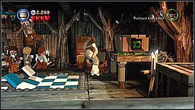 W domku chwytamy dwóch lin, aby otworzyć drzwi na piętro - Dotyk przeznaczenia - opis przejścia | Skrzynia umarlaka - LEGO Piraci z Karaibów - poradnik do gry