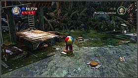 Butelka 4 - W miejscu z dwoma zielonymi skrzyniami, które musimy rozepchać, zeskakujemy na dół na platformę z prawej - Dotyk przeznaczenia - butelki | Skrzynia umarlaka | LEGO Piraci z Karaibów - LEGO Piraci z Karaibów - poradnik do gry