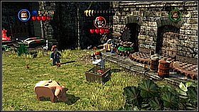 Wstawiamy element do machiny po prawej, używamy jej, [1] a następnie bierzemy młotek z koszyka - Isla Cruces - opis przejścia | Skrzynia umarlaka | LEGO Piraci z Karaibów - LEGO Piraci z Karaibów - poradnik do gry