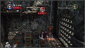 Dotrzemy do drugie piętro - tutaj trzeba skoczyć na okno z drążkiem w tle - Isla Cruces - opis przejścia | Skrzynia umarlaka | LEGO Piraci z Karaibów - LEGO Piraci z Karaibów - poradnik do gry