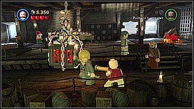 Przebiegamy w prawo omijając mackę przy schodach i korzystamy z kolejnego działa - ponownie strzelamy do fioletowych fragmentów macki - Kraken - opis przejścia | Skrzynia umarlaka | LEGO Piraci z Karaibów - LEGO Piraci z Karaibów - poradnik do gry