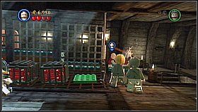 Wchodzimy Martym do dziury w ścianie na lewo od winy - Kraken - opis przejścia | Skrzynia umarlaka | LEGO Piraci z Karaibów - LEGO Piraci z Karaibów - poradnik do gry