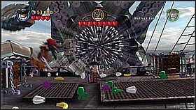 W pierwszej części walki Kraken będzie wypluwał różne przedmioty i wsysał nas - Kraken - opis przejścia | Skrzynia umarlaka | LEGO Piraci z Karaibów - LEGO Piraci z Karaibów - poradnik do gry