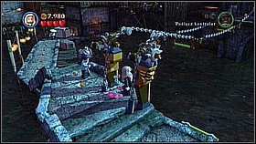 Biegniemy dalej mostami aż trafimy na mechanizm, który aktywuje Barbossa swoim mieczem - Singapur - opis przejścia | Na krańcu świata | LEGO Piraci z Karaibów - LEGO Piraci z Karaibów - poradnik do gry