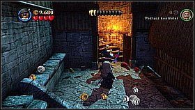 Po drugiej stronie biegniemy dziewczyną w prawo i rozwalamy łańcuch blokujący rozwijany most - Singapur - opis przejścia | Na krańcu świata | LEGO Piraci z Karaibów - LEGO Piraci z Karaibów - poradnik do gry