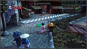 Otworzy się brama po prawej i wybiegną żołnierze - rozprawiamy się z nimi (wszystkich nie pokonamy, bo będą powracać w małych grupach) - Singapur - opis przejścia | Na krańcu świata | LEGO Piraci z Karaibów - LEGO Piraci z Karaibów - poradnik do gry