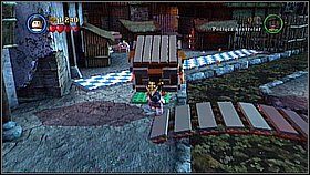 Po drugiej stronie strzelamy do celu po lewej, aby zrzucić obiekt (Tai ma pistolet) - Singapur - opis przejścia | Na krańcu świata | LEGO Piraci z Karaibów - LEGO Piraci z Karaibów - poradnik do gry