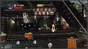 Schodzimy jeden pokład niżej [1] i układamy klocki pod ścianą w oddali - Skrzynia Davyego Jonesa - opis przejścia | Na krańcu świata - LEGO Piraci z Karaibów - poradnik do gry