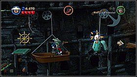 W końcu trafimy na większą platformę - z niej wyskakujemy podwójnie na kolejne okienko - Wybór Norringtona - opis przejścia | Na krańcu świata | LEGO Piraci z Karaibów - LEGO Piraci z Karaibów - poradnik do gry