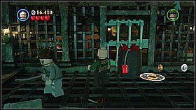 Butelka 5 - Podczas pierwszej wizyty pod pokładem strzelamy z działa z tyłu do dynamitu pływającego na wodzie - Wybór Norringtona - butelki | Na krańcu świata | LEGO Piraci z Karaibów - LEGO Piraci z Karaibów - poradnik do gry