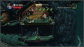 Przy jednym z wraków zobaczymy znacznik skarbu na ziemi - korzystamy z kompasu i wskazujemy złoty kołowrotek - Trybunał braci - opis przejścia | Na krańcu świata | LEGO Piraci z Karaibów - LEGO Piraci z Karaibów - poradnik do gry