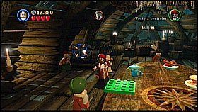 Butelka 9 - Po zebraniu piratów i wejściu do budynku udajemy się do lewego korytarza - Trybunał braci - butelki | Na krańcu świata | LEGO Piraci z Karaibów - LEGO Piraci z Karaibów - poradnik do gry