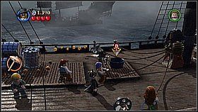 Pierwszą rzeczą, jaką musimy zrobić jest wrzucenie kilku obiektów do kubła na środku pokładu - Wir - opis przejścia | Na krańcu świata | LEGO Piraci z Karaibów - LEGO Piraci z Karaibów - poradnik do gry