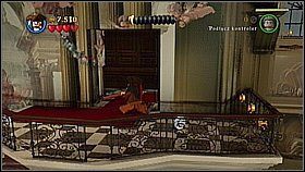 Z żyrandola przeskakujemy na balkon z prawej [1] i dalej po linie aż do przejścia - Serce Londynu - opis przejścia | Na nieznanych wodach | LEGO Piraci z Karaibów - LEGO Piraci z Karaibów - poradnik do gry