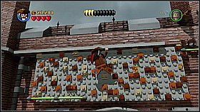 Przechodzimy gzymsem w lewo i wspinamy się po rynnie, [1] a dalej po ścianie w prawo - Serce Londynu - opis przejścia | Na nieznanych wodach | LEGO Piraci z Karaibów - LEGO Piraci z Karaibów - poradnik do gry