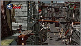 Na górze uderzamy Gibbsem w zwiniętą drabinę, aby zrobić przejście dla Jacka - Serce Londynu - opis przejścia | Na nieznanych wodach | LEGO Piraci z Karaibów - LEGO Piraci z Karaibów - poradnik do gry