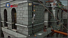 Przechodzimy po belce na lewą stronę [1] i wspinamy się po rynnie - Serce Londynu - opis przejścia | Na nieznanych wodach | LEGO Piraci z Karaibów - LEGO Piraci z Karaibów - poradnik do gry