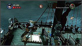 Biegniemy na mostek po lewej i niszczymy dwa wsporniki lampionów - Zemsta Królowej Anny - opis przejścia | Na nieznanych wodach - LEGO Piraci z Karaibów - poradnik do gry