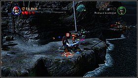 Zeskakujemy na dół i biegniemy w lewo - zobaczymy syrenę niszczącą kryształ - Zatoka Whitecap - opis przejścia | Na nieznanych wodach | LEGO Piraci z Karaibów - LEGO Piraci z Karaibów - poradnik do gry