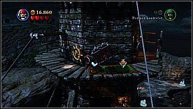 U góry kręcimy kołem, aby podnieść dynamit - Zatoka Whitecap - opis przejścia | Na nieznanych wodach | LEGO Piraci z Karaibów - LEGO Piraci z Karaibów - poradnik do gry