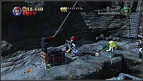 Przenosimy dynamit po drewnianych kładach [1] i kładziemy go na windę - Zatoka Whitecap - opis przejścia | Na nieznanych wodach | LEGO Piraci z Karaibów - LEGO Piraci z Karaibów - poradnik do gry