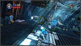 Wspinamy się po ścianie w tle na sufit i zrzucamy z niego kwadratowe klocki - Hiszpańskie dziedzictwo - opis przejścia | Na nieznanych wodach - LEGO Piraci z Karaibów - poradnik do gry