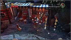 Za bramą udajemy się na lewo i niszczymy prostokątny obiekt - budujemy z niego krzesła - Hiszpańskie dziedzictwo - opis przejścia | Na nieznanych wodach - LEGO Piraci z Karaibów - poradnik do gry