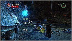 Przechodzimy korytarzem do pomieszczenia w głębi jaskini i używamy kompasu Jacka do zlokalizowania trzeciej lampy - Źródło wiecznej młodości - opis przejścia | Na nieznanych wodach - LEGO Piraci z Karaibów - poradnik do gry