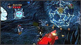 Butelka 5 i 6 - W prawej odnodze jaskini znajdziemy dwie czaszki, a pomiędzy nimi przejście - Źródło wiecznej młodości - butelki | Na nieznanych wodach - LEGO Piraci z Karaibów - poradnik do gry