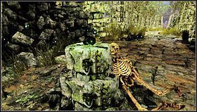 Po opuszczeniu pomieszczenia kierujemy naszych bohaterów drogą wiodącą pod szkieletem smoka [1], dojdziemy w ten sposób do dziwnie wyglądającego czarno zielonego kamienia śmierci [2] by po raz pierwszy spotkać Serafinę - Prolog- Fontanna Elishy | Opis przejścia Hunted Kuźnia Demona - Hunted: Kuźnia Demona - poradnik do gry